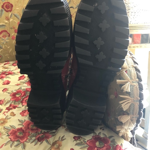 A pair of colorful womens boots - Picture 5 of 6